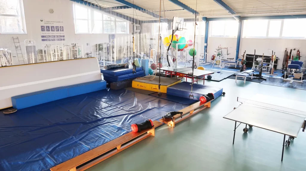 Prostorná žíněnková plocha ve Fitness Loděnice v Českých Budějovicích určená pro strečink, jógu a mobilitu.