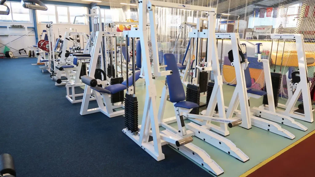 Pohled na moderní posilovací stroje v Fitness Loděnice – posilovna v Českých Budějovicích